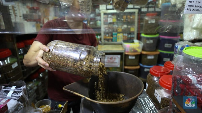 Penjual melayani pembeli tembakau di salah satu pasar tradisional di kawasan Jakarta, Jumat, (17/11/2023). (CNBC Indonesia/Tri Susilo)