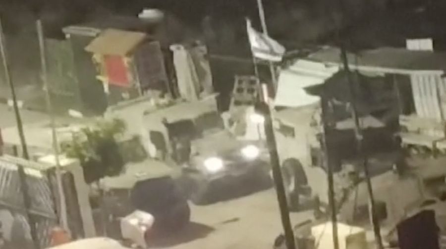 Sebuah video dilaporkan memprihatinkan petugas medis di RS sedang dievakuasi. Mereka diberitahu oleh militer Israel untuk keluar dengan tangan terangkat. (Tangkapan Layar Video Reuters)