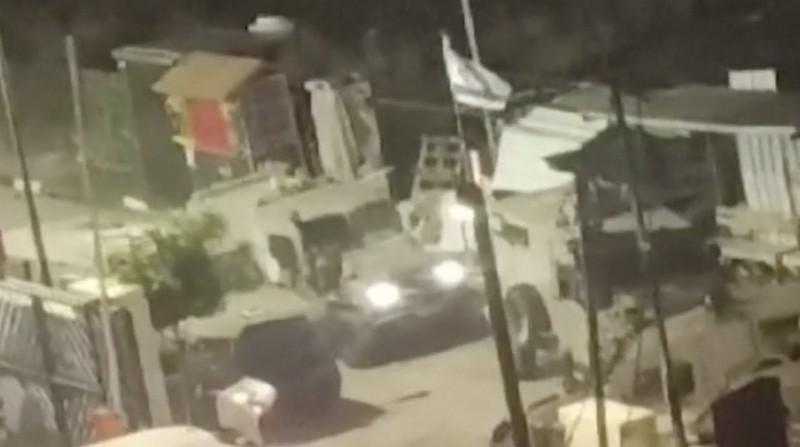 Sebuah video dilaporkan memprihatinkan petugas medis di RS sedang dievakuasi. Mereka diberitahu oleh militer Israel untuk keluar dengan tangan terangkat. (Tangkapan Layar Video Reuters)