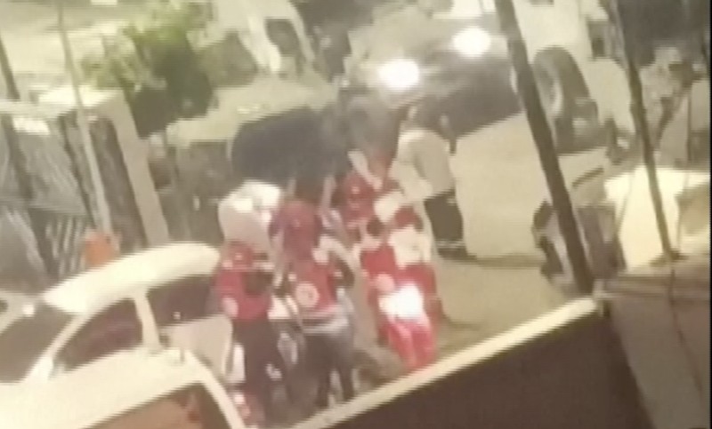 Sebuah video dilaporkan memprihatinkan petugas medis di RS sedang dievakuasi. Mereka diberitahu oleh militer Israel untuk keluar dengan tangan terangkat. Sebuah video dilaporkan memprihatinkan petugas medis di RS sedang dievakuasi. Mereka diberitahu oleh militer Israel untuk keluar dengan tangan terangkat. (Tangkapan Layar Video Reuters)