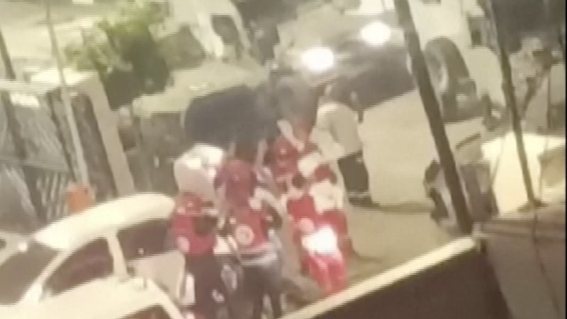 Sebuah video dilaporkan memprihatinkan petugas medis di RS sedang dievakuasi. Mereka diberitahu oleh militer Israel untuk keluar dengan tangan terangkat. (Tangkapan Layar Video Reuters)