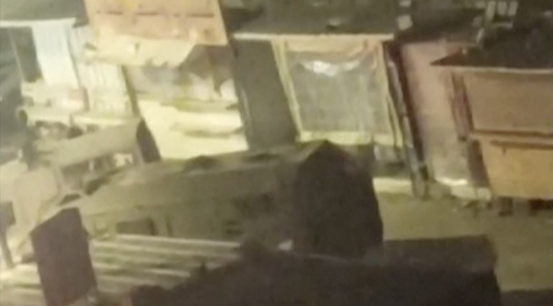 Sebuah video dilaporkan memprihatinkan petugas medis di RS sedang dievakuasi. Mereka diberitahu oleh militer Israel untuk keluar dengan tangan terangkat. Sebuah video dilaporkan memprihatinkan petugas medis di RS sedang dievakuasi. Mereka diberitahu oleh militer Israel untuk keluar dengan tangan terangkat. (Tangkapan Layar Video Reuters)
