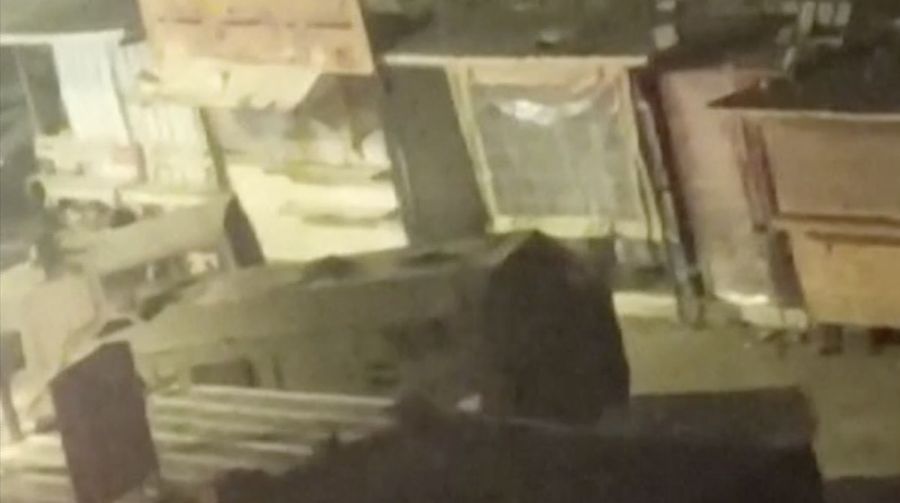 Sebuah video dilaporkan memprihatinkan petugas medis di RS sedang dievakuasi. Mereka diberitahu oleh militer Israel untuk keluar dengan tangan terangkat. (Tangkapan Layar Video Reuters)