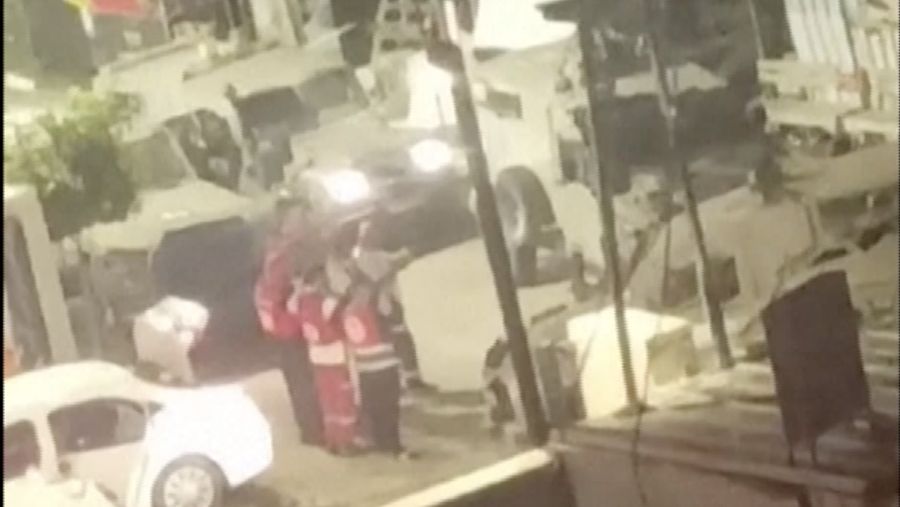 Sebuah video dilaporkan memprihatinkan petugas medis di RS sedang dievakuasi. Mereka diberitahu oleh militer Israel untuk keluar dengan tangan terangkat. (Tangkapan Layar Video Reuters)