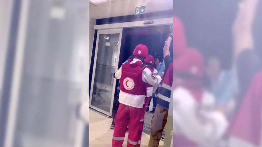 Sebuah video dilaporkan memprihatinkan petugas medis di RS sedang dievakuasi. Mereka diberitahu oleh militer Israel untuk keluar dengan tangan terangkat. (Tangkapan Layar Video Reuters)