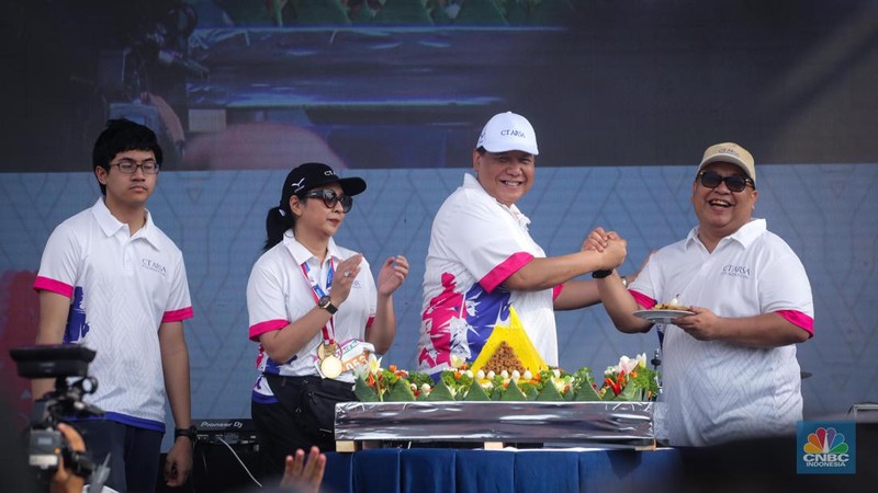 CT ARSA Charity Fun Run 2023 berlangsung pada Sabtu (18/11) dengan titik start dan finish di Lapangan Trans City, BSD, Tangerang Selatan. Acara lari ini terbagi menjadi dua, yakni 10K yang diperlombakan dan 5K yang merupakan acara fun run. (CNBC Indonesia/Faisal Rahman)