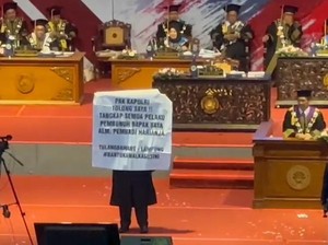 Candra Bawa Spanduk saat Wisuda, Minta Kapolri Tangkap Pembunuh Ayahnya