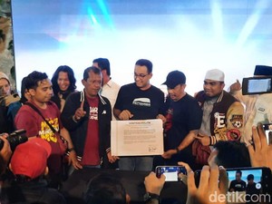 Anies Teken Kontrak Politik Pembangunan Stadion Makassar dengan Suporter PSM