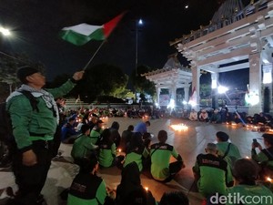 Buruh di Surabaya Gelar Aksi Bela Palestina di Tugu Pahlawan