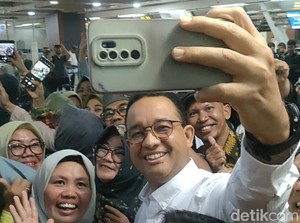 Anies Tiba di Bandara Sultan Hasanuddin Sulsel, Jadi Rebutan Foto Ibu-ibu