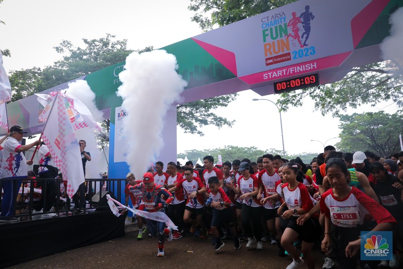 CT ARSA Charity Fun Run 2023 berlangsung pada Sabtu (18/11) dengan titik start dan finish di Lapangan Trans City, BSD, Tangerang Selatan. Acara lari ini terbagi menjadi dua, yakni 10K yang diperlombakan dan 5K yang merupakan acara fun run. (CNBC Indonesia/Faisal Rahman)