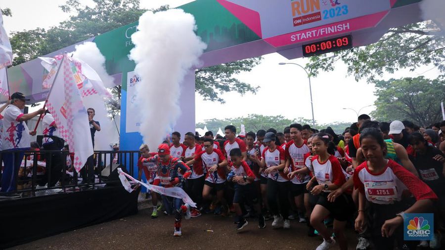 CEO CT Corp Chairul Tanjung mengangkat bendera sebagai penanda perlombaan lari CT ARSA Charity Fun Run 2023 dimulai. CT ARSA Charity Fun Run 2023 berlangsung pada Sabtu (18/11/2023) dengan titik start dan finish di Lapangan Trans City, BSD, Tangerang Selatan. (CNBC Indonesia/Faisal Rahman)