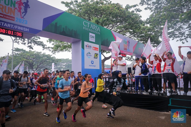CT ARSA Charity Fun Run 2023 berlangsung pada Sabtu (18/11) dengan titik start dan finish di Lapangan Trans City, BSD, Tangerang Selatan. Acara lari ini terbagi menjadi dua, yakni 10K yang diperlombakan dan 5K yang merupakan acara fun run. (CNBC Indonesia/Faisal Rahman)