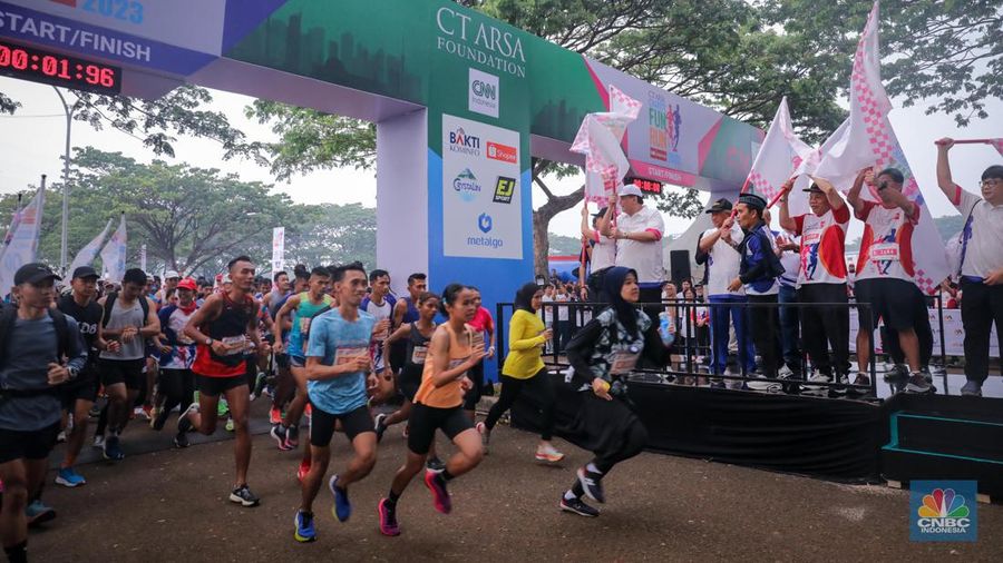 CT ARSA Charity Fun Run 2023 berlangsung pada Sabtu (18/11) dengan titik start dan finish di Lapangan Trans City, BSD, Tangerang Selatan. Acara lari ini terbagi menjadi dua, yakni 10K yang diperlombakan dan 5K yang merupakan acara fun run. (CNBC Indonesia/Faisal Rahman)
