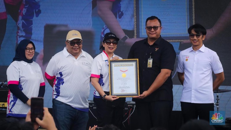 CT ARSA Charity Fun Run 2023 berlangsung pada Sabtu (18/11) dengan titik start dan finish di Lapangan Trans City, BSD, Tangerang Selatan. Acara lari ini terbagi menjadi dua, yakni 10K yang diperlombakan dan 5K yang merupakan acara fun run. (CNBC Indonesia/Faisal Rahman)