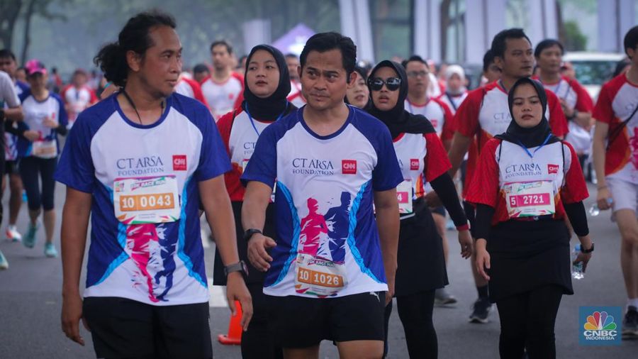 CT ARSA Charity Fun Run 2023 berlangsung pada Sabtu (18/11) dengan titik start dan finish di Lapangan Trans City, BSD, Tangerang Selatan. Acara lari ini terbagi menjadi dua, yakni 10K yang diperlombakan dan 5K yang merupakan acara fun run. (CNBC Indonesia/Faisal Rahman)