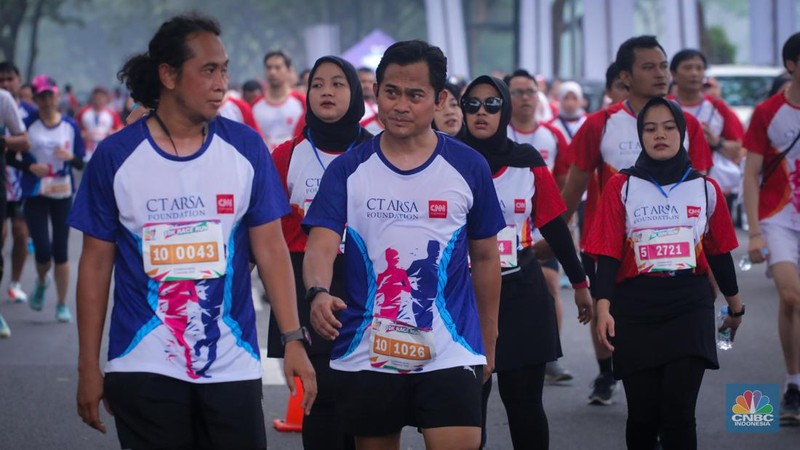 CT ARSA Charity Fun Run 2023 berlangsung pada Sabtu (18/11) dengan titik start dan finish di Lapangan Trans City, BSD, Tangerang Selatan. Acara lari ini terbagi menjadi dua, yakni 10K yang diperlombakan dan 5K yang merupakan acara fun run. (CNBC Indonesia/Faisal Rahman)