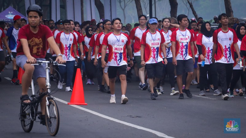 CT ARSA Charity Fun Run 2023 berlangsung pada Sabtu (18/11) dengan titik start dan finish di Lapangan Trans City, BSD, Tangerang Selatan. Acara lari ini terbagi menjadi dua, yakni 10K yang diperlombakan dan 5K yang merupakan acara fun run. (CNBC Indonesia/Faisal Rahman)