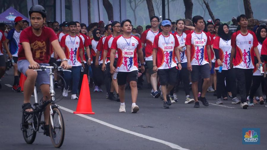 CT ARSA Charity Fun Run 2023 berlangsung pada Sabtu (18/11) dengan titik start dan finish di Lapangan Trans City, BSD, Tangerang Selatan. Acara lari ini terbagi menjadi dua, yakni 10K yang diperlombakan dan 5K yang merupakan acara fun run. (CNBC Indonesia/Faisal Rahman)