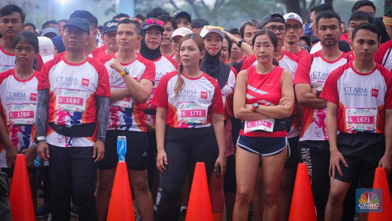 CT ARSA Charity Fun Run 2023 berlangsung pada Sabtu (18/11) dengan titik start dan finish di Lapangan Trans City, BSD, Tangerang Selatan. Acara lari ini terbagi menjadi dua, yakni 10K yang diperlombakan dan 5K yang merupakan acara fun run. (CNBC Indonesia/Faisal Rahman)