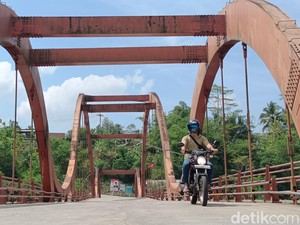 Diduga Dikorupsi, Kondisi Jembatan Merah Kaligintung Bergelombang-Diportal