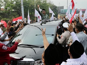 Mahfud Md Pulang Kampung ke Madura, Warga Sambut Meriah di Suramadu