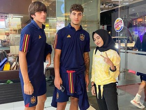Timnas Spanyol U-17 Ngemal di Solo, Jadi Sasaran Pengunjung Foto Bareng
