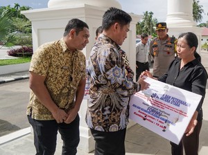 Kunjungan ke Nias, PJ Gubsu Resmikan Kantor DPRD-Berikan Bantuan ke Warga