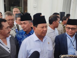 Prabowo Minta Masyarakat Indonesia Jangan Terlalu Lugu dengan Orang Asing