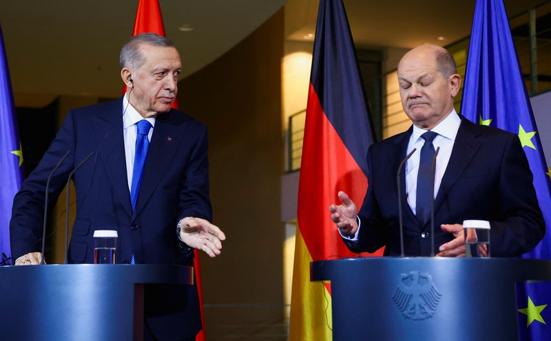 Presiden Turki Recep Tayyip Erdogan dan Kanselir Jerman Olaf Scholz berbicara kepada media pada konferensi pers di kantor kanselir di Berlin, Jerman, Jumat, 17 November 2023. (Bloomberg via Getty Images/Bloomberg)