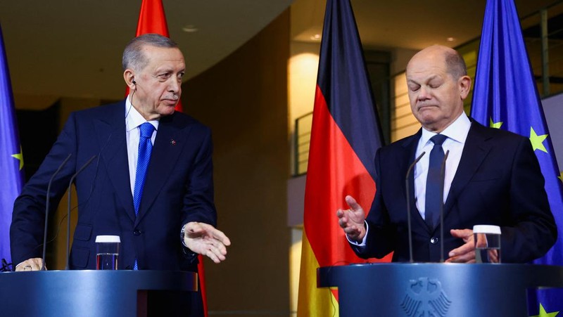 Presiden Turki Recep Tayyip Erdogan dan Kanselir Jerman Olaf Scholz berbicara kepada media pada konferensi pers di kantor kanselir di Berlin, Jerman, Jumat, 17 November 2023. (Bloomberg via Getty Images/Bloomberg)