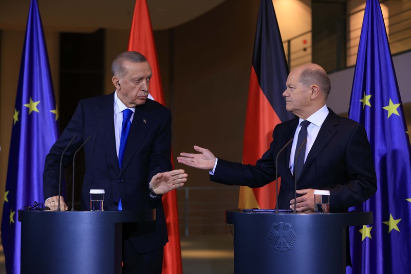 Presiden Turki Recep Tayyip Erdogan dan Kanselir Jerman Olaf Scholz berbicara kepada media pada konferensi pers di kantor kanselir di Berlin, Jerman, Jumat, 17 November 2023. (Bloomberg via Getty Images/Bloomberg) Presiden Turki Recep Tayyip Erdogan dan Kanselir Jerman Olaf Scholz berbicara kepada media pada konferensi pers di kantor kanselir di Berlin, Jerman, Jumat, 17 November 2023. (Bloomberg via Getty Images/Bloomberg)