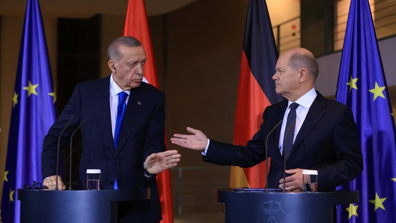 Presiden Turki Recep Tayyip Erdogan dan Kanselir Jerman Olaf Scholz berbicara kepada media pada konferensi pers di kantor kanselir di Berlin, Jerman, Jumat, 17 November 2023. (Bloomberg via Getty Images/Bloomberg)