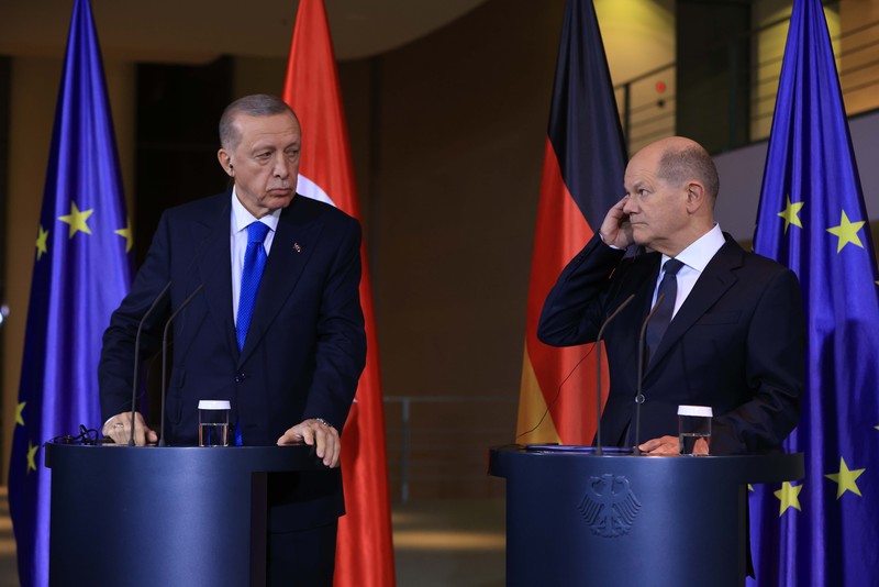 Presiden Turki Recep Tayyip Erdogan dan Kanselir Jerman Olaf Scholz berbicara kepada media pada konferensi pers di kantor kanselir di Berlin, Jerman, Jumat, 17 November 2023. (Bloomberg via Getty Images/Bloomberg) Presiden Turki Recep Tayyip Erdogan dan Kanselir Jerman Olaf Scholz berbicara kepada media pada konferensi pers di kantor kanselir di Berlin, Jerman, Jumat, 17 November 2023. (Bloomberg via Getty Images/Bloomberg)