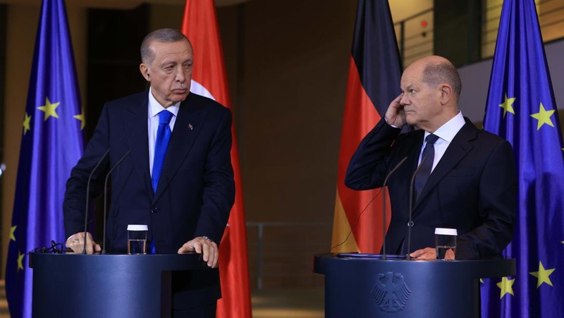 Presiden Turki Recep Tayyip Erdogan dan Kanselir Jerman Olaf Scholz berbicara kepada media pada konferensi pers di kantor kanselir di Berlin, Jerman, Jumat, 17 November 2023. (Bloomberg via Getty Images/Bloomberg)