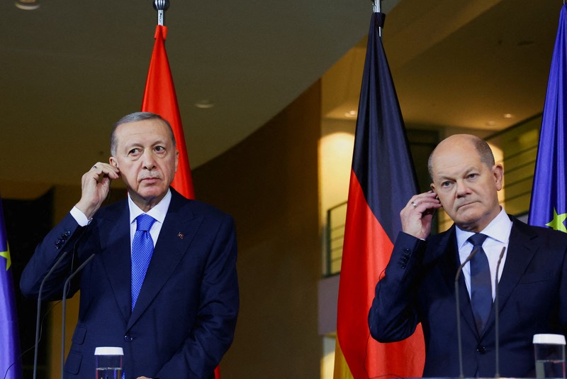 Presiden Turki Recep Tayyip Erdogan dan Kanselir Jerman Olaf Scholz berbicara kepada media pada konferensi pers di kantor kanselir di Berlin, Jerman, Jumat, 17 November 2023. (Bloomberg via Getty Images/Bloomberg)