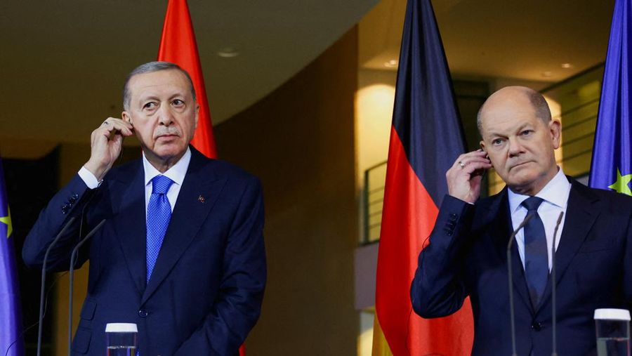 Presiden Turki Recep Tayyip Erdogan dan Kanselir Jerman Olaf Scholz berbicara kepada media pada konferensi pers di kantor kanselir di Berlin, Jerman, Jumat, 17 November 2023. (Bloomberg via Getty Images/Bloomberg)