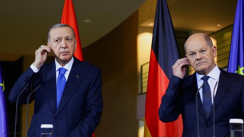Presiden Turki Recep Tayyip Erdogan dan Kanselir Jerman Olaf Scholz berbicara kepada media pada konferensi pers di kantor kanselir di Berlin, Jerman, Jumat, 17 November 2023. (Bloomberg via Getty Images/Bloomberg)