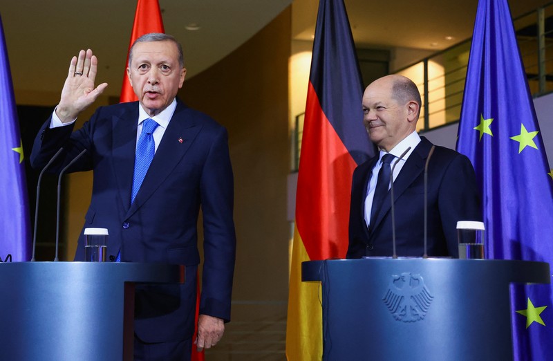 Presiden Turki Recep Tayyip Erdogan dan Kanselir Jerman Olaf Scholz berbicara kepada media pada konferensi pers di kantor kanselir di Berlin, Jerman, Jumat, 17 November 2023. (Bloomberg via Getty Images/Bloomberg) Presiden Turki Recep Tayyip Erdogan dan Kanselir Jerman Olaf Scholz berbicara kepada media pada konferensi pers di kantor kanselir di Berlin, Jerman, Jumat, 17 November 2023. (Bloomberg via Getty Images/Bloomberg)