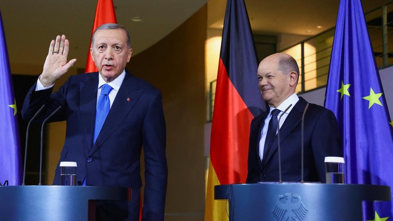Presiden Turki Recep Tayyip Erdogan dan Kanselir Jerman Olaf Scholz berbicara kepada media pada konferensi pers di kantor kanselir di Berlin, Jerman, Jumat, 17 November 2023. (Bloomberg via Getty Images/Bloomberg)