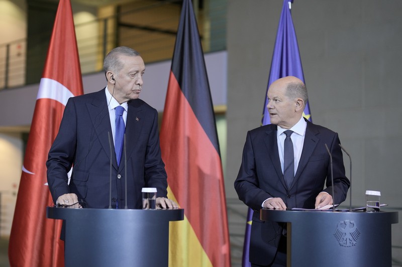 Presiden Turki Recep Tayyip Erdogan dan Kanselir Jerman Olaf Scholz berbicara kepada media pada konferensi pers di kantor kanselir di Berlin, Jerman, Jumat, 17 November 2023. (Bloomberg via Getty Images/Bloomberg) Presiden Turki Recep Tayyip Erdogan dan Kanselir Jerman Olaf Scholz berbicara kepada media pada konferensi pers di kantor kanselir di Berlin, Jerman, Jumat, 17 November 2023. (Bloomberg via Getty Images/Bloomberg)