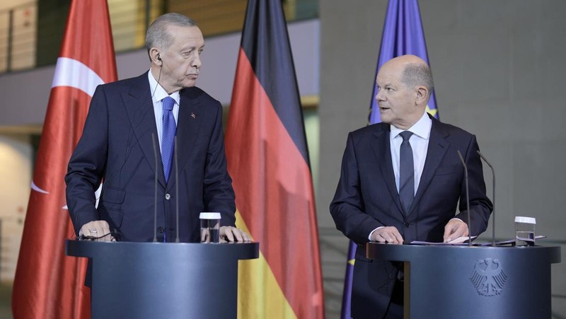 Presiden Turki Recep Tayyip Erdogan dan Kanselir Jerman Olaf Scholz berbicara kepada media pada konferensi pers di kantor kanselir di Berlin, Jerman, Jumat, 17 November 2023. (Bloomberg via Getty Images/Bloomberg)