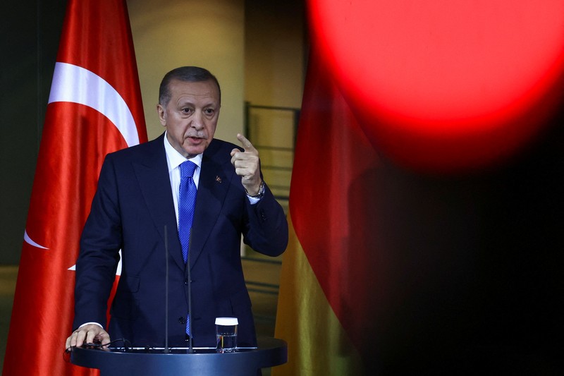 Presiden Turki Recep Tayyip Erdogan dan Kanselir Jerman Olaf Scholz berbicara kepada media pada konferensi pers di kantor kanselir di Berlin, Jerman, Jumat, 17 November 2023. (Bloomberg via Getty Images/Bloomberg)