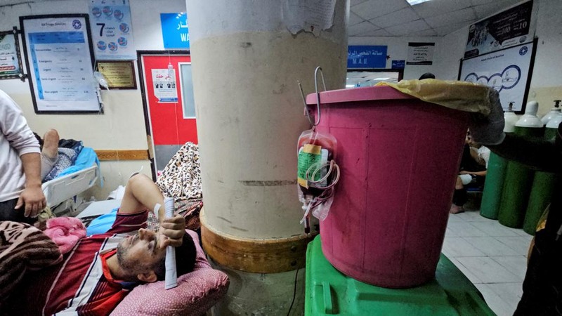 Rumah Sakit Indonesia di Gaza utara akhirnya berhenti beroperasi akibat kekurangan pasokan peralatan medis serta banyaknya pasien di tengah serangan Israel di wilayah tersebut. (via REUTERS/AHMED EL MOKHALLALATI)