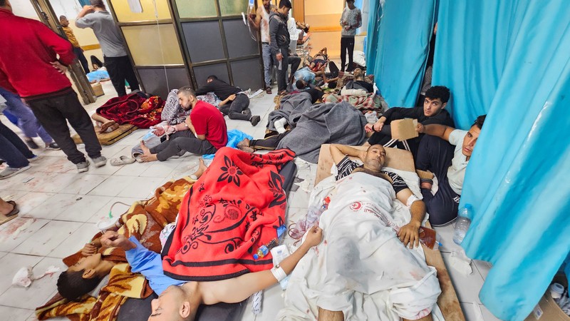 Rumah Sakit Indonesia di Gaza utara akhirnya berhenti beroperasi akibat kekurangan pasokan peralatan medis serta banyaknya pasien di tengah serangan Israel di wilayah tersebut. (via REUTERS/AHMED EL MOKHALLALATI)