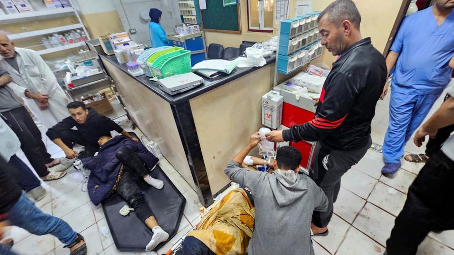 Rumah Sakit Indonesia di Gaza utara akhirnya berhenti beroperasi akibat kekurangan pasokan peralatan medis serta banyaknya pasien di tengah serangan Israel di wilayah tersebut. (REUTERS/Fadi Alwhidi)