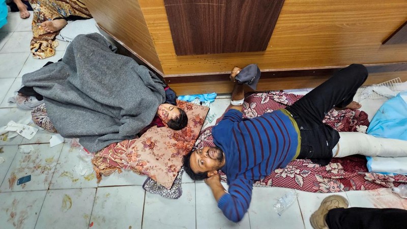 Rumah Sakit Indonesia di Gaza utara akhirnya berhenti beroperasi akibat kekurangan pasokan peralatan medis serta banyaknya pasien di tengah serangan Israel di wilayah tersebut. (via REUTERS/AHMED EL MOKHALLALATI)