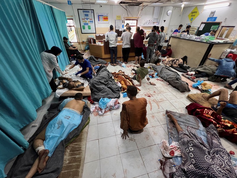 Rumah Sakit Indonesia di Gaza utara akhirnya berhenti beroperasi akibat kekurangan pasokan peralatan medis serta banyaknya pasien di tengah serangan Israel di wilayah tersebut. (via REUTERS/AHMED EL MOKHALLALATI)