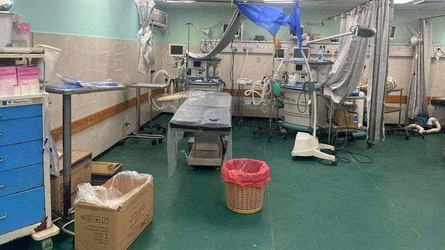 Rumah Sakit Indonesia di Gaza utara akhirnya berhenti beroperasi akibat kekurangan pasokan peralatan medis serta banyaknya pasien di tengah serangan Israel di wilayah tersebut. (via REUTERS/AHMED EL MOKHALLALATI)