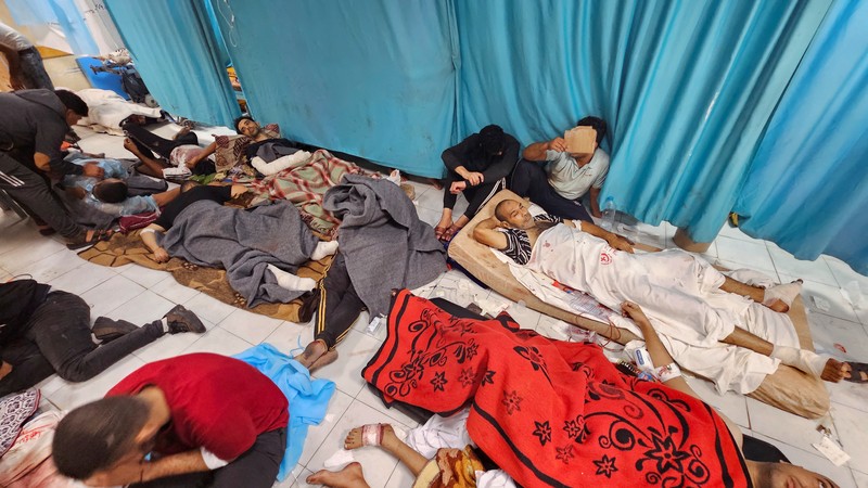 Rumah Sakit Indonesia di Gaza utara akhirnya berhenti beroperasi akibat kekurangan pasokan peralatan medis serta banyaknya pasien di tengah serangan Israel di wilayah tersebut. (via REUTERS/AHMED EL MOKHALLALATI)